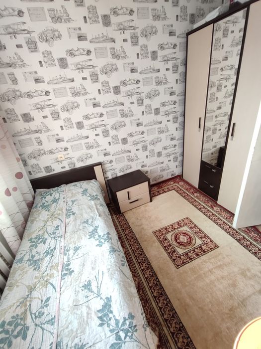 4 комн.. малогабаритную, 4 мкр, 26 дом , 5 этаж.