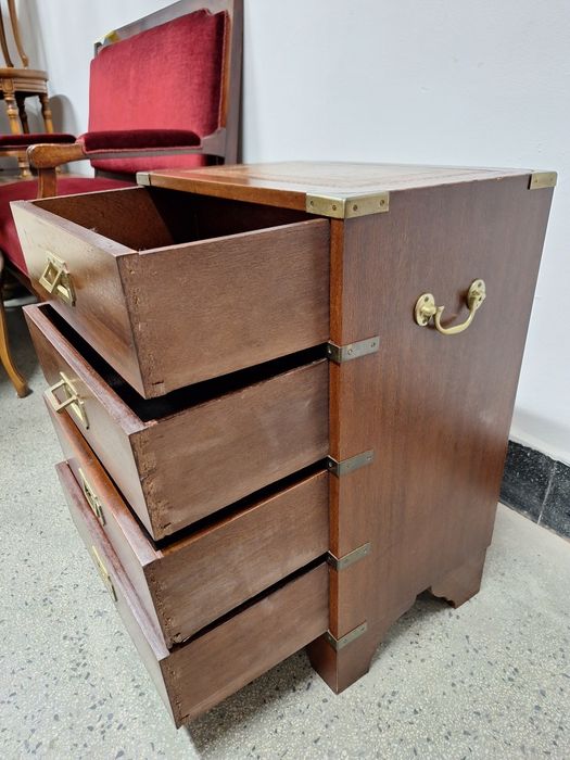 Античен скрин с месингов обков и естествена кожа