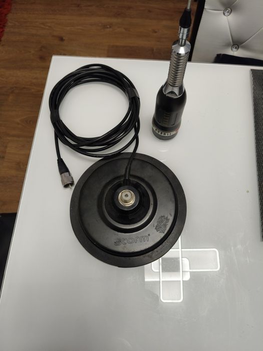 Vând antenă stație CB Avanti Regale Plus și talpă magnetică Storm.