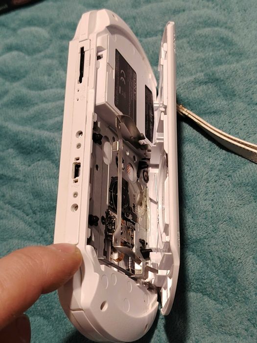 PSP E1004 modat si cu 12 mini DVD jocuri