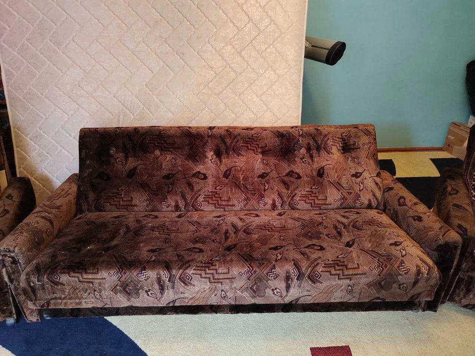 диван-раскладушка и 2 удобных кресла на колёсиках