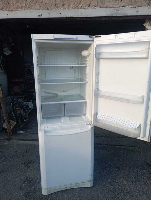 продается холодильник Indesit