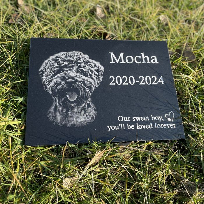 Гравиране върху черен гранит – Паметни плочи, подаръци, икони