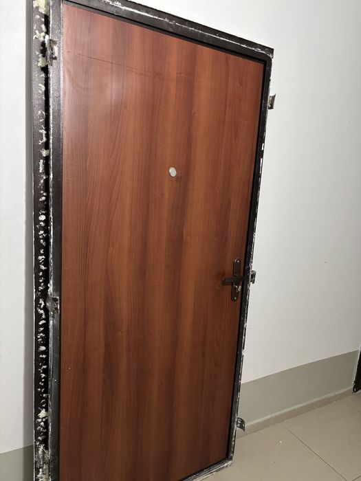 Продам входную металлическую дверь
