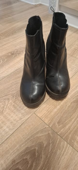 Botine  Bershka negte