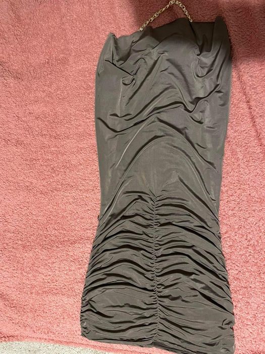 Ефектна рокля с гол гръб