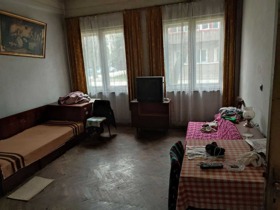 Голям апартамент, който може да се раздели на два по - малки.