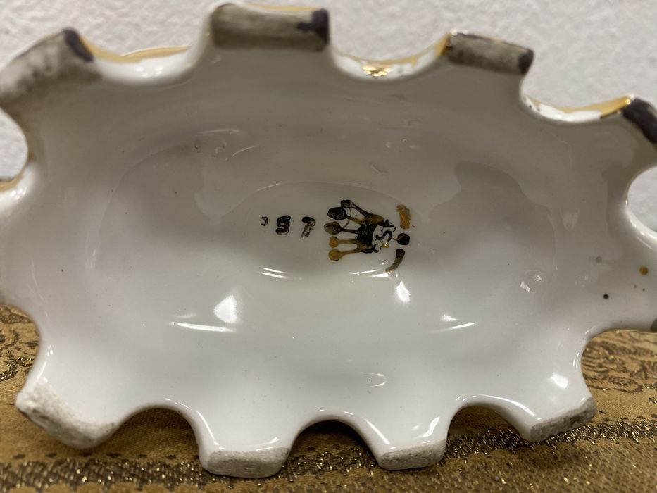 Италианска бароква ваза каподимонте със златни кантове