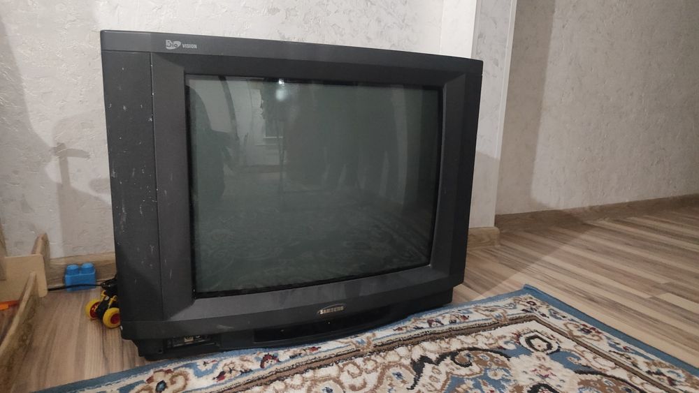 Продам телевизор на запчасти