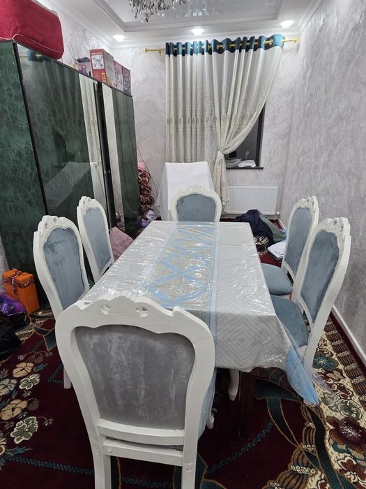 Хитойда ишлаб чикилган стул ва стол сотилади