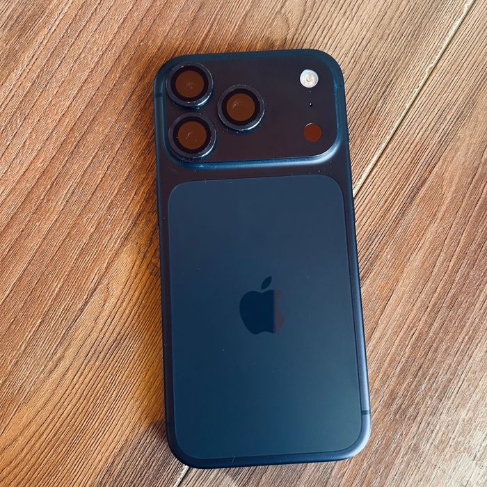 Продам срочно Айфон 17 про с коробкой