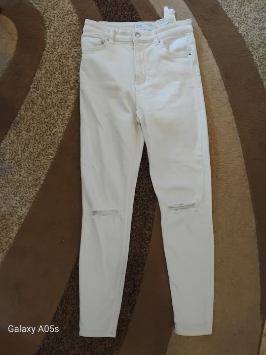 Бял панталон дънки Бершка размер 36