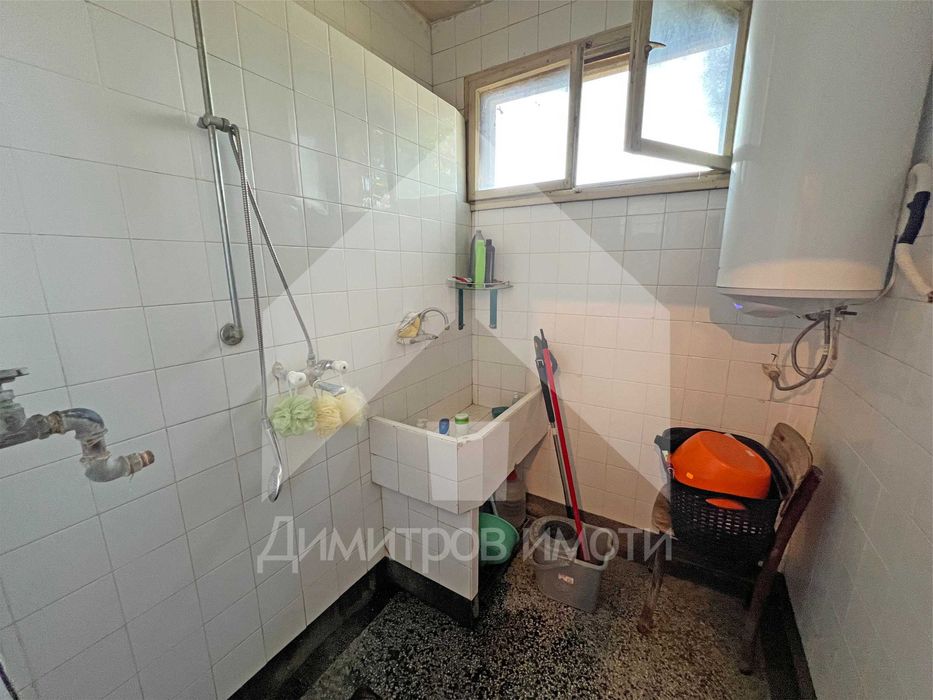 Продава апартамент 111 м2 в тухлена жилищна кооперация център.