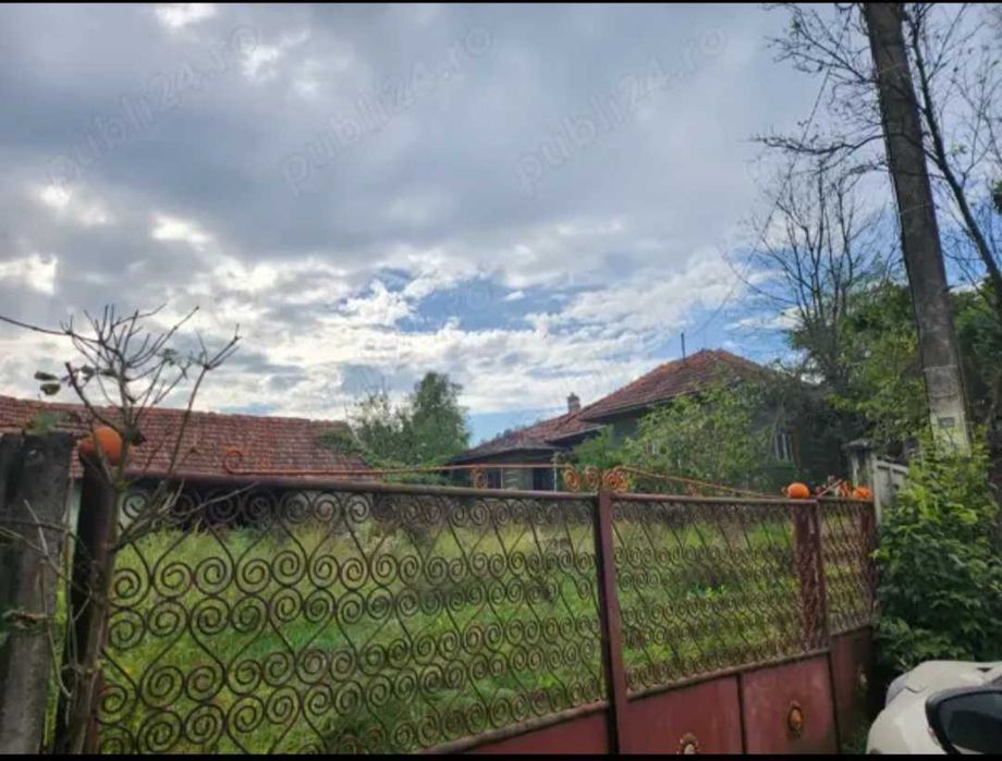 Ofer spre vânzare casă+ teren intravilan