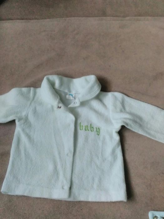 различни бебешки дрешки
