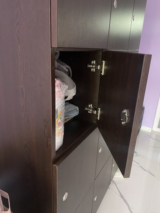 Dulap compartimentat,ideal pentru spatiu comercial