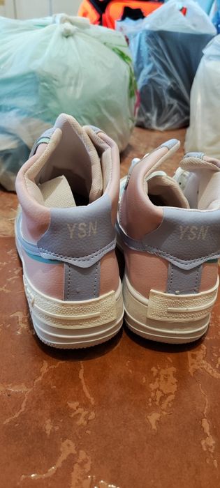 Продам новые кроссовки