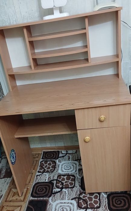 Письменный стол с надстройкой