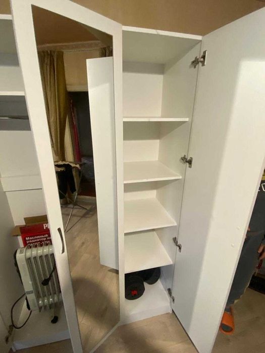 Шкаф белого цвета с зеркалом