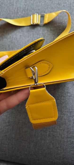 Жълта дамска чанта