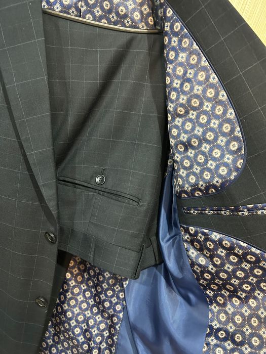 Vand costum in stare impecabilă