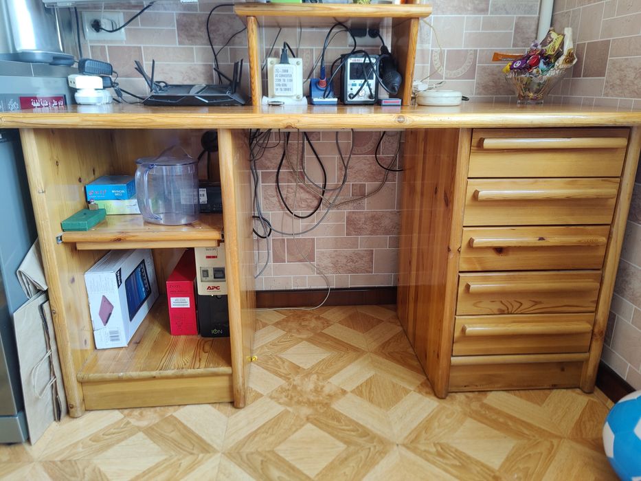 Деревянный письменный стол с двумя навесными ящиками