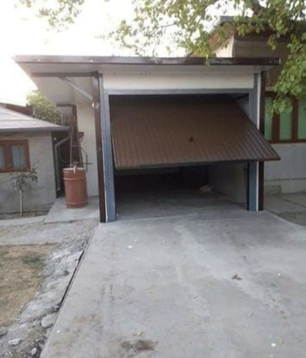 Garaje auto pe structura metalica