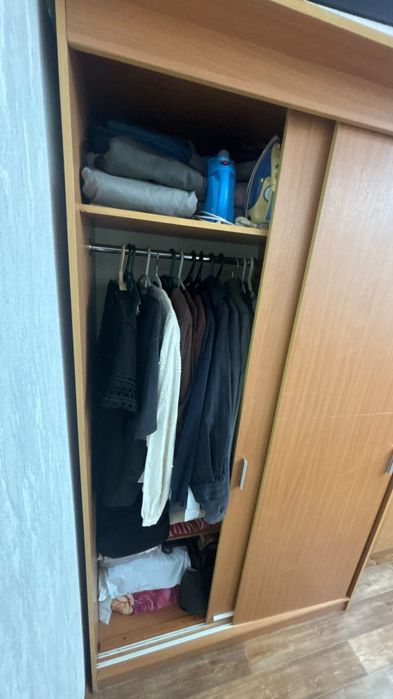 Продаются шкаф и стол (все вместе).