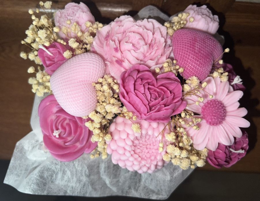 Подарък кутия или чантичка с цветя от соев восък