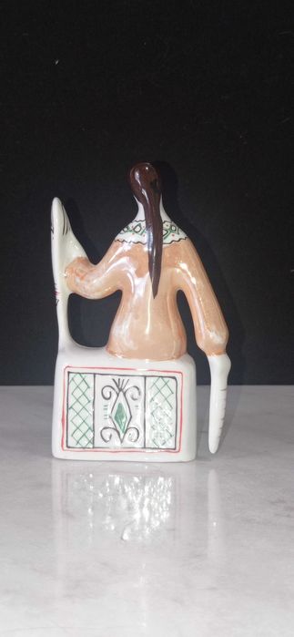 Девушка с прялкой