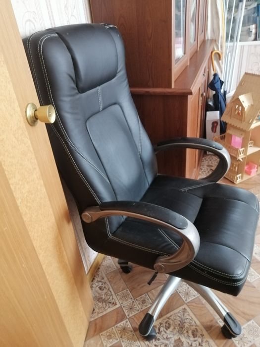 Офисное кресло черное