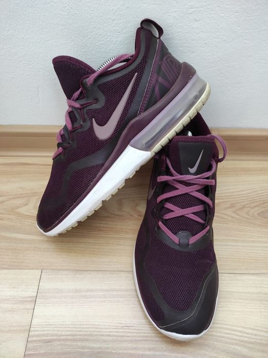 Adidas dama Nike air max    38.5