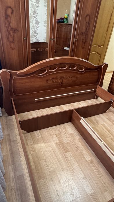 Спальный гарнитур продаю