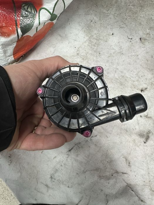 Pompă recirculare apă mercedes.