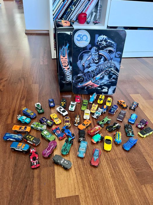 Colectie masinute Hot Wheels si cutie depozitare - 50 de modele