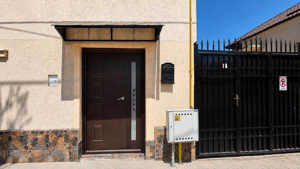 Casa la curte recent renovată și mobilată partial (bucătărie mobilată și utilată totul noua, baie complet amenajată totul modern și noua )