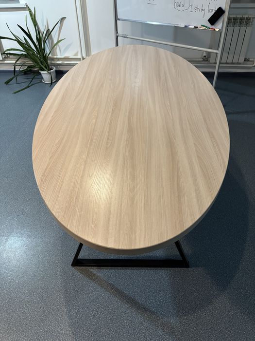 Стол овальной формы