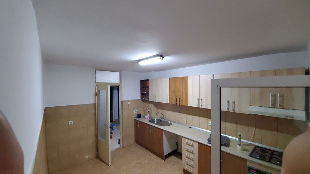 Inchiriez Apartament 3 camere, Strand, Parter, disponibil de la 01.07.2026