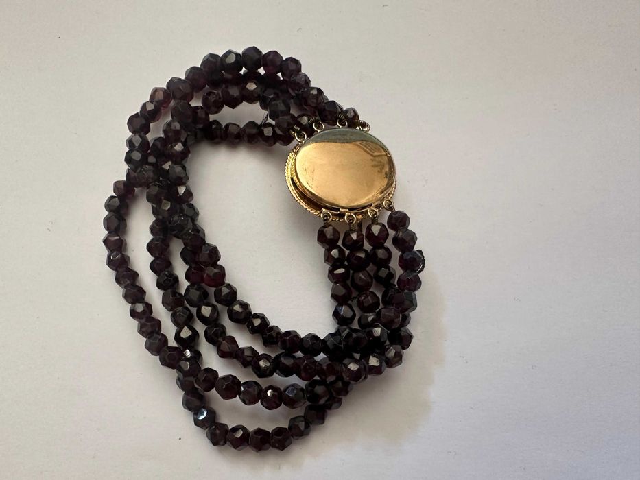 Brățară cu trei rânduri de granate beads, cu închizătoare din aur