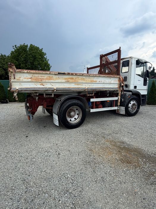 Camion basculabil cu macara