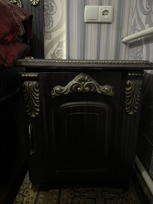 Spalniy mebel shkaf va divan yaxshi holatda