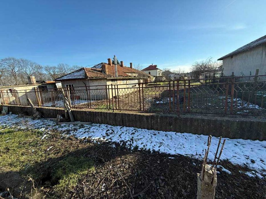 2 имота -232кв къща   / парцел 1440 кв двор  в с. Калипетрово