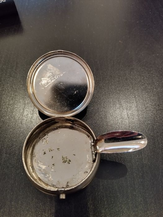 Самобръсначка и пепелник за ценители