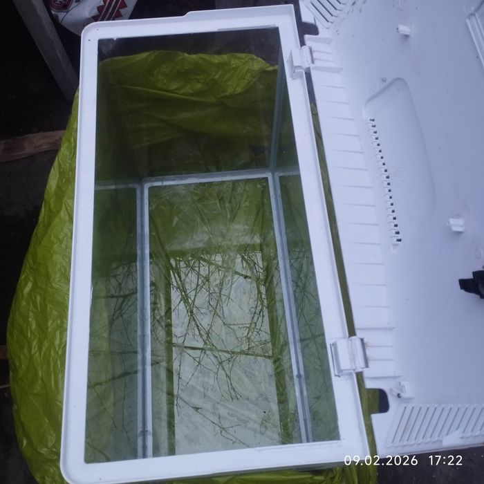 Vând acvariul e cu  sticla plasric.