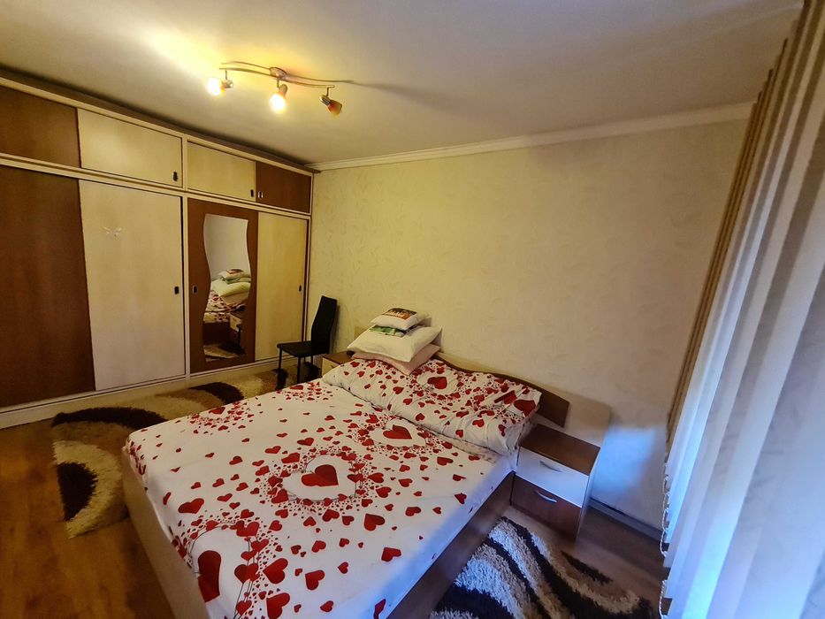 Inchiriez apartament 3 camere - zona Atrium Mall. 400 euro/luna