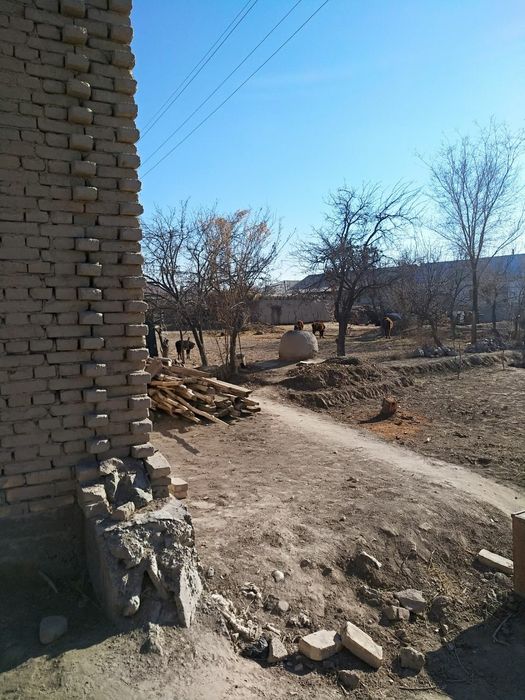 Qurilishi tugalanmagan usti bostirilgan hovli joy sotiladi.