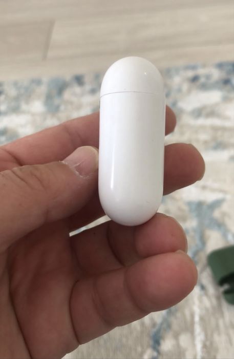 Продам кейс оригинал airpods 2