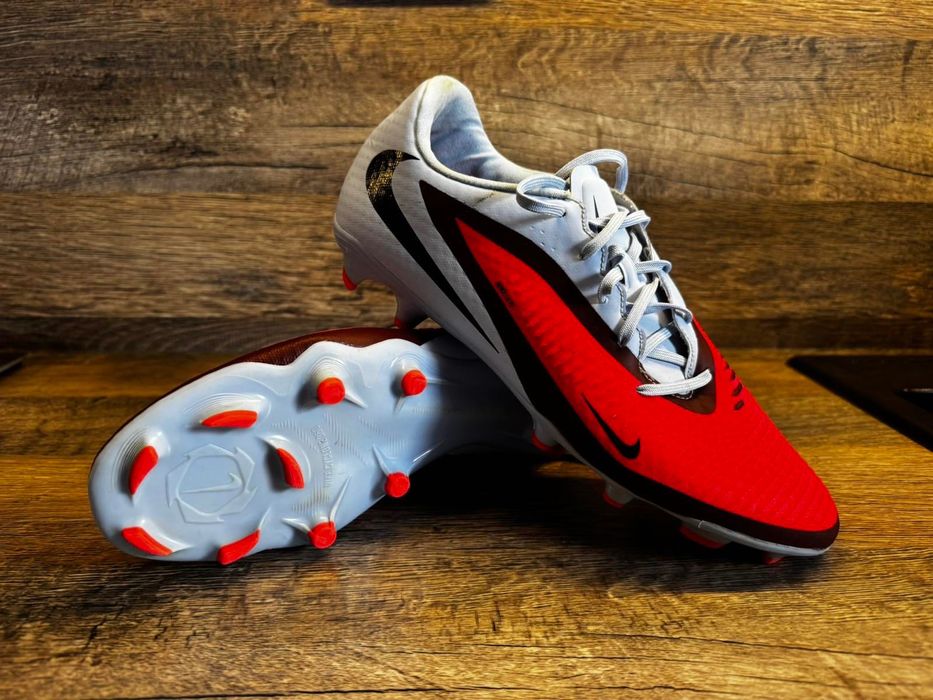 Футболни обувки Nike и Adidas