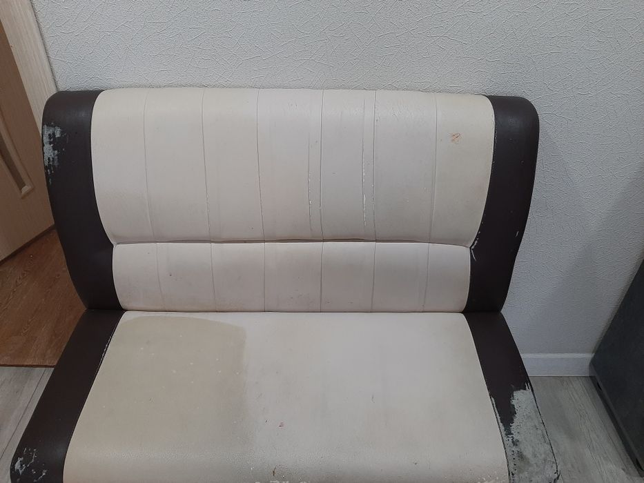 Отдам угловой кухонный диван