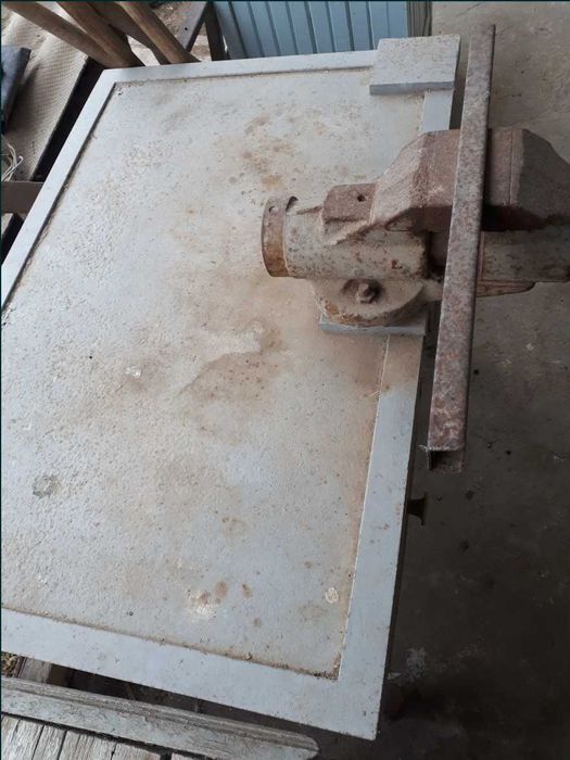 Стол слесарный с тисками